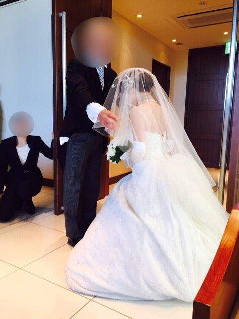 report 17 --新婦入場-- 父の元から新郎の元へ 結婚の実感が湧いてきた瞬間😌 二人とも真剣な表情で、緊張感あるワンシーン幸せな空間すぎて終始にやけてる私。笑父とバージンロードを歩けたことも一生の思い出✨結婚式卒花レポ新婦入場覚王山ルアンジェ教会
