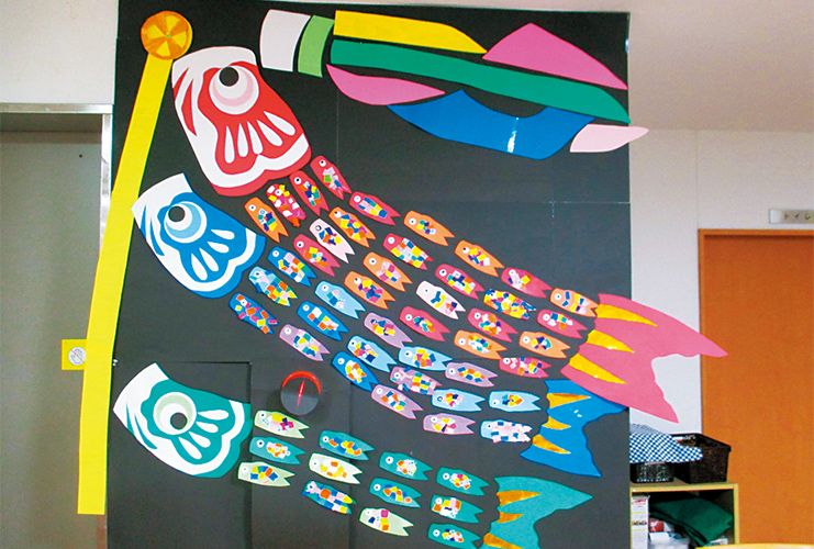 みんなで作るクラスに1つのこいのぼり〜子どもたちの作品が集合してできた大型こいのぼり製作アイデア〜保育と遊びのプラットフォーム ほいくる