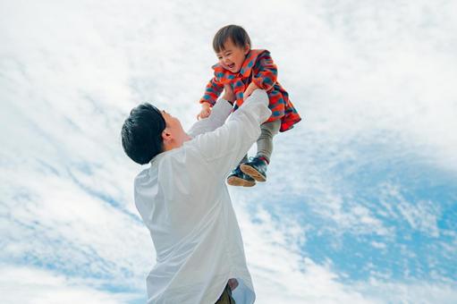 肩からいきなり上げるのはNG！ 安全で負担の少ない「たかいたかい」 ヒラガコージの子育てフォーム・４kodomoe コドモエ —「親子時間」を楽しむ子育て情報が満載