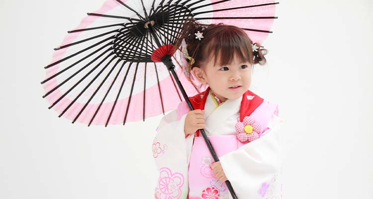 七五三アップヘアの第２弾です☺️💓 全部ねじねじで作ってます💓 サイドから見ても可愛いのでおすすめです☺️👏🏻✨ これから七五三を迎える方も普段のアレンジにもお呼ばれにもどなたかの参考になりましたら嬉しいです🥹💓キッズヘア キッズヘアアレンジ キッズ