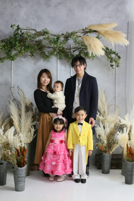 家族写真の服装を厳選 36選！フォーマル・カジュアル選び方のコツをご紹介！│結婚式・パーティーの情報サイト リリアージュ