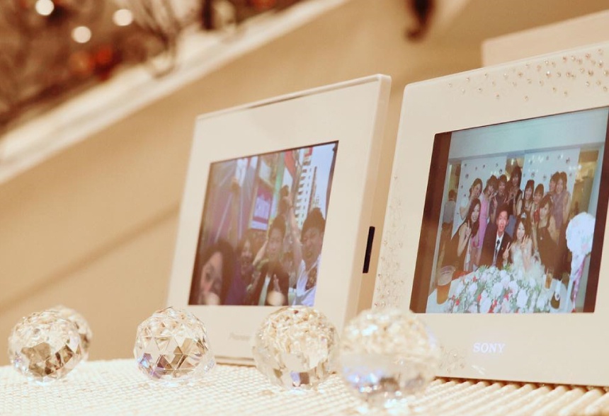 結婚式のウェルカムスペース、結婚のお祝いギフトにおすすめ 木製フレーム入り アクリル 写真入り ウェディングボード A4サイズ 名入れ ウェルカムボードururimo