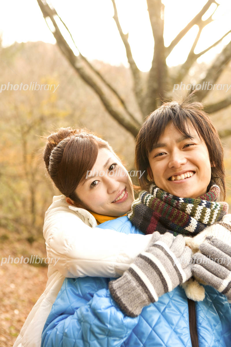 後ろからハグしたい＆されたい男女の心理。バックハグの効果や理想の場面も解説！Smartlog