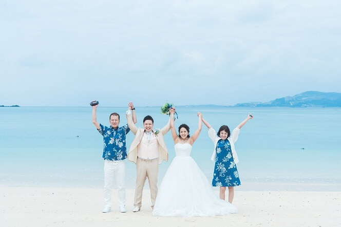 沖縄旅行を素敵な思い出に！おそろい白コーデで笑顔の家族写真の撮影OurPhoto アワーフォト