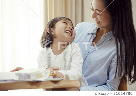 うそ、こんな簡単に！？寝かしつけ成功のポイントは、まさかのパパが握ってた！ベビーカレンダ