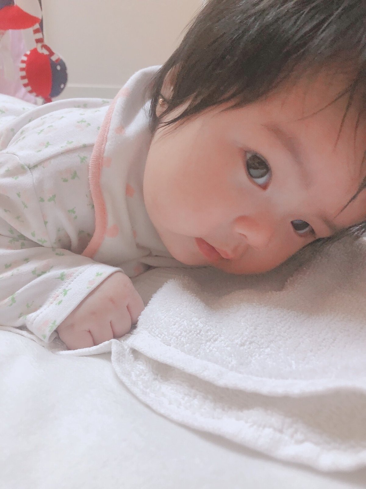 次女が生まれたとき、一重が二重かよく分からなかったです。2-3ヶ月のときはぽっちゃりさんで一重になりました。今は2歳半でめちゃめちゃ二重です!赤ちゃん の顔につく脂肪のでせいで隠れてました笑