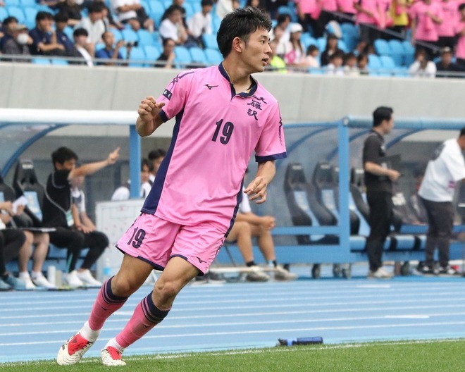 藤本淳吾引退会見で花束贈呈したのはプロ２年目に誕生の長男 いつか監督と選手で同じピッチに - サッカー : 日刊スポーツ