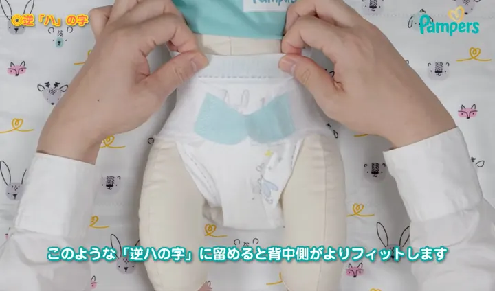 おむつを履いた後ろ姿がとってもキュートなお二人💕 . お友達と一緒につかまり立ちしているところを記念にママがパシャリ📷✨ 赤ちゃんのおむつ姿って、かわいくてつい写真に収めたくなりますよね😍. 2人の視線の先には何があるのでしょうか😆 こちらのお写真は