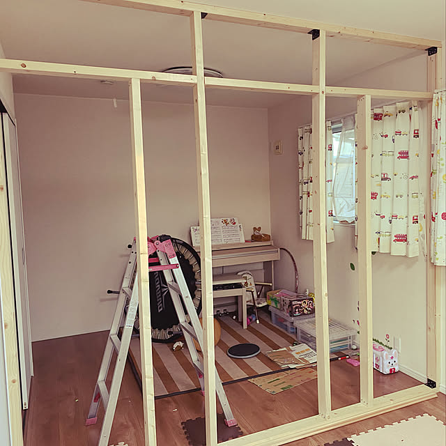 本棚で仕切られた子供部屋