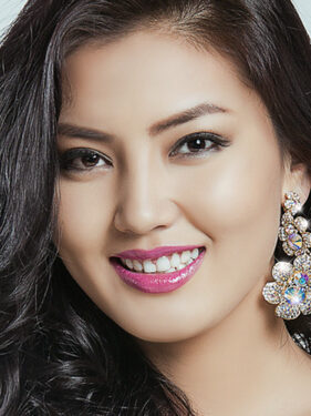 モンゴルの若い女性の顔のクローズ アップの写真素材・画像素材 Image 9711883