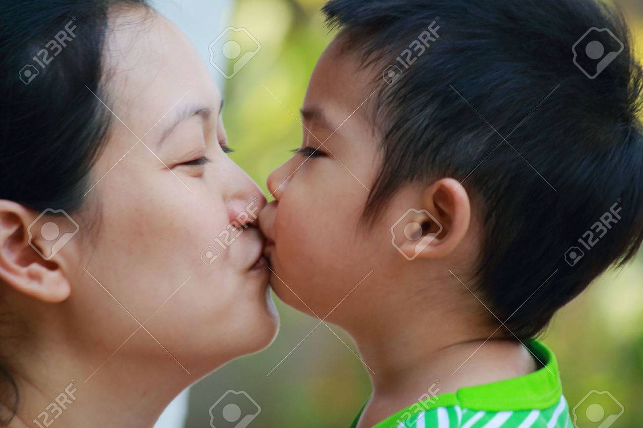 各他のキス 2 つのかわいい子供たちの素晴らしい絵の写真素材・画像素材 Image 22306360