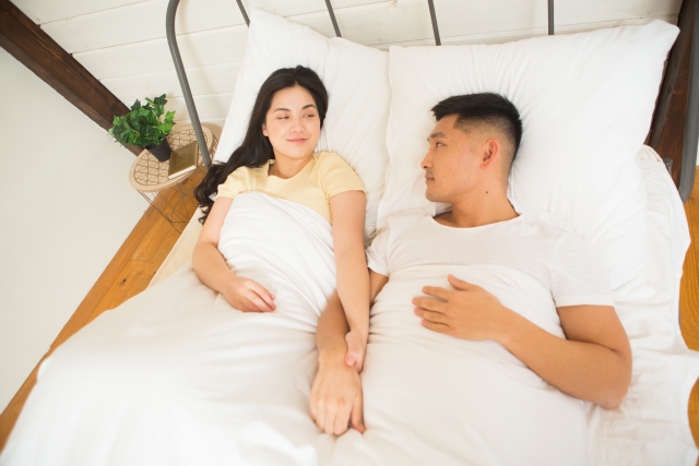 同棲するときベッドは分ける？寝室はどうする？経験者の口コミからベストな方法を紹介。住んでから決める。家具付き.com