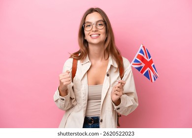 美しいイギリスの女の子笑顔と勝利を署名の肖像画。若い女性はバック グラウンドで英国のフラグが立っています。の写真素材・画像素材 Image45162786