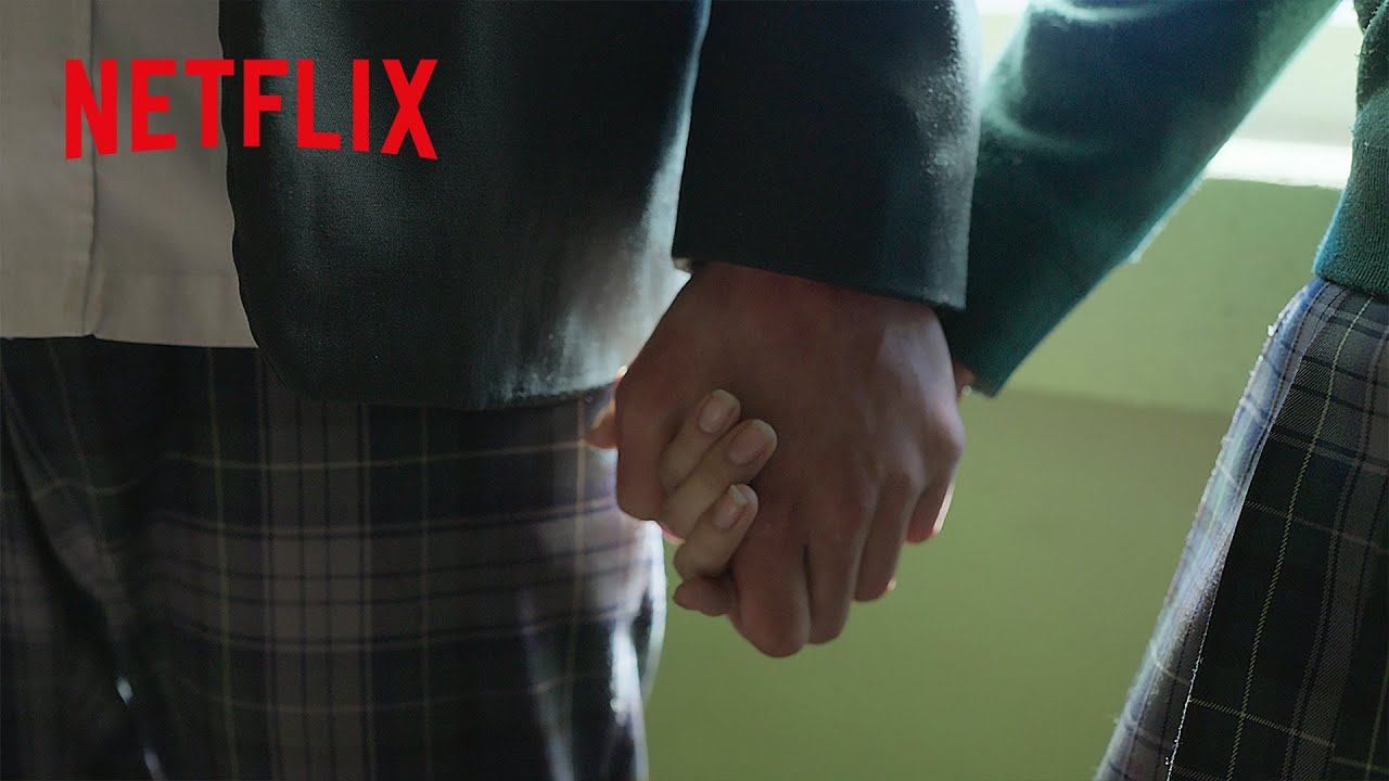 手をつなぐ海辺の帰り道イラスト・フリー素材なら「シンテリ」