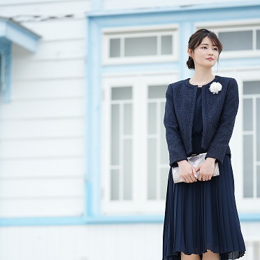 卒園式・卒業式ママのスーツの正解は？マナーからオシャレコーデまでVERY