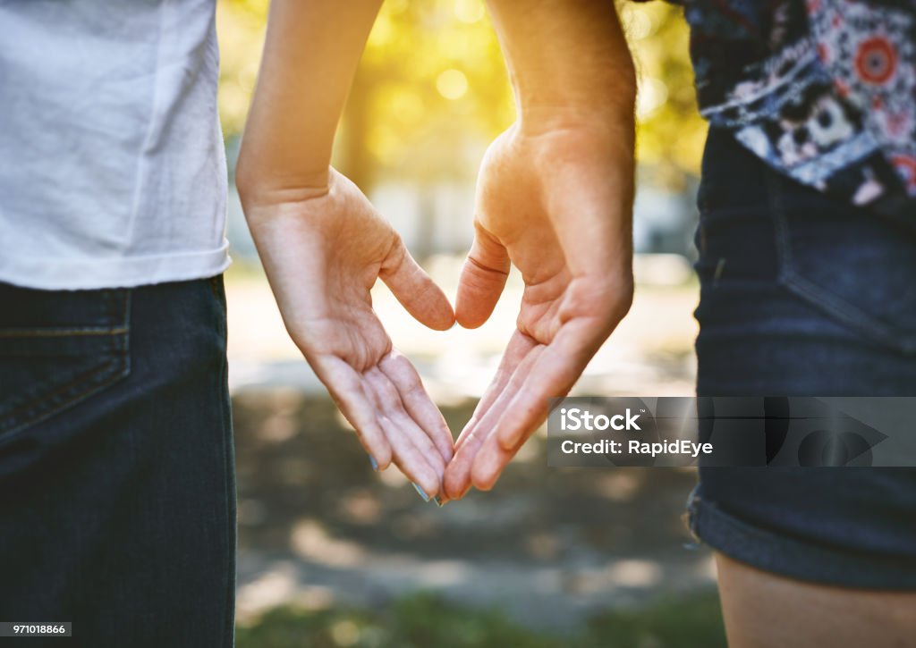 手」だけでSNS映え！ TikTokで流行中の『ハンドフォト』 遠距離カップルにもオススメラジトピ ラジオ関西トピックス