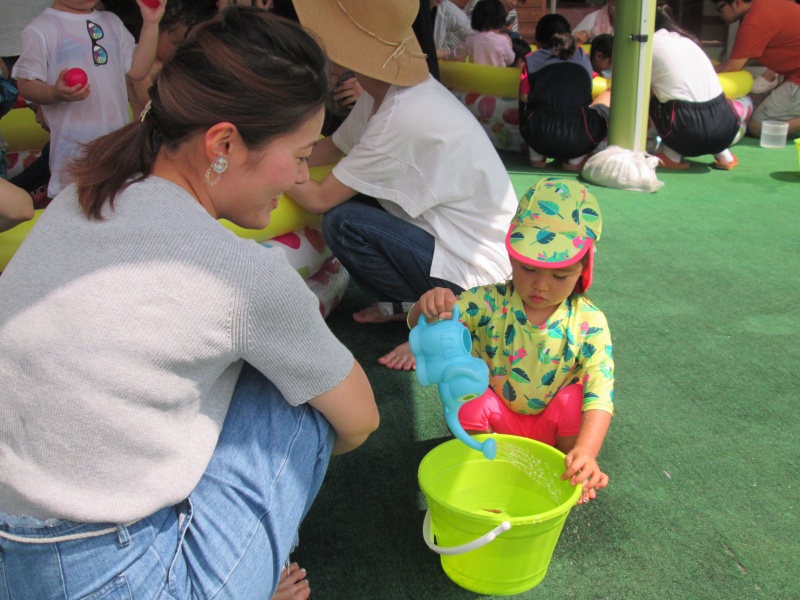 子育てふれあいセンター 水遊びを楽しんでいます下諏訪町