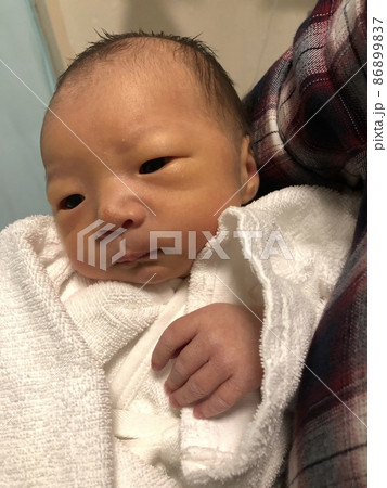 おすまし顔の赤ちゃんの写真・画像素材-Snapmart スナップマート