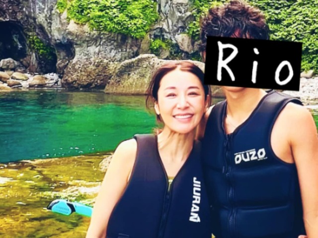 鈴木紗理奈さん13歳息子への性教育明かす「3歳から毎年、誕生日には出産ビデオを一緒に見て泣く」