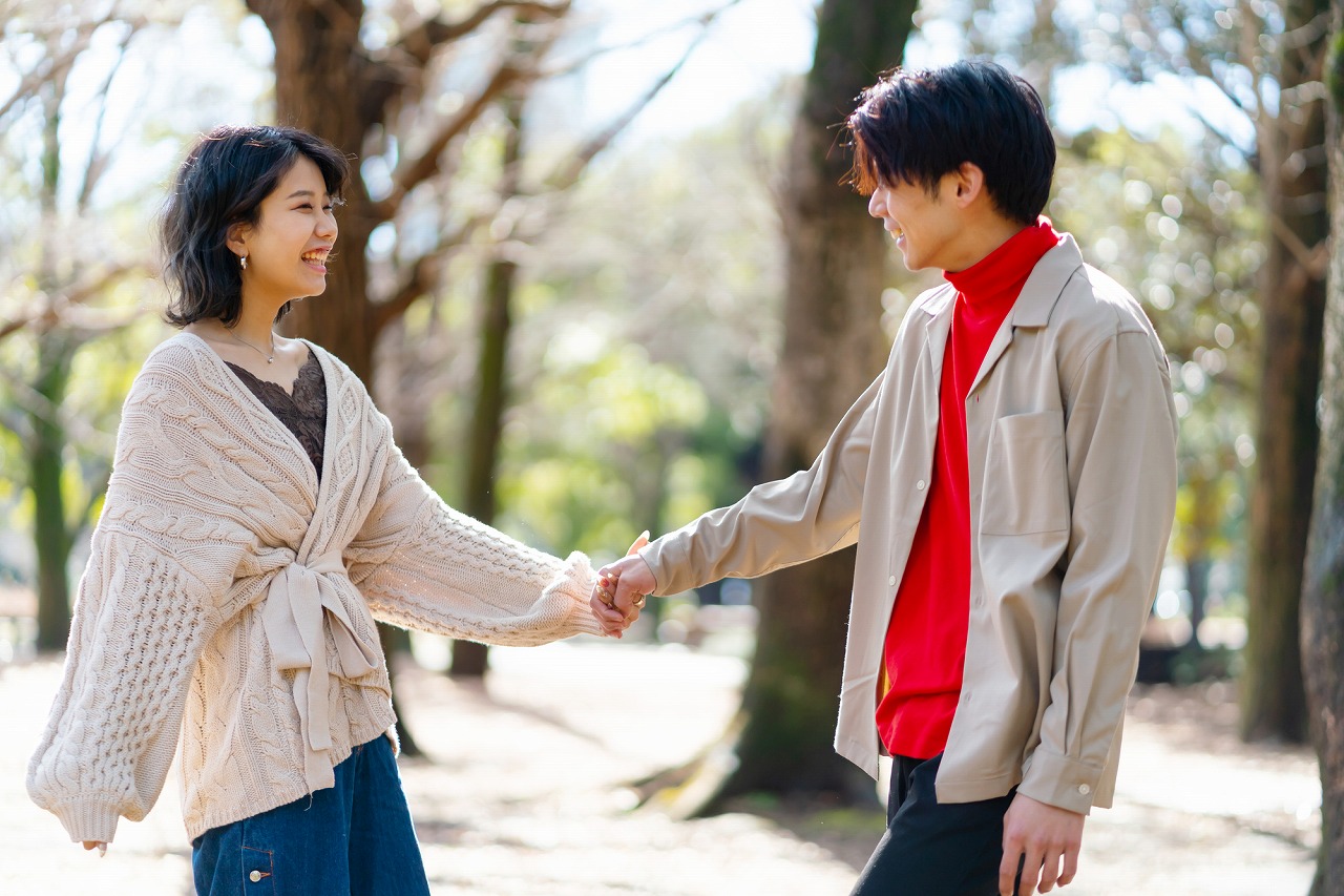 婚活で手を繋ぐのは何回目のデートならOK？ -業界最大級 結婚相談所・婚活するならツヴァイ ZWEI成婚数No.1