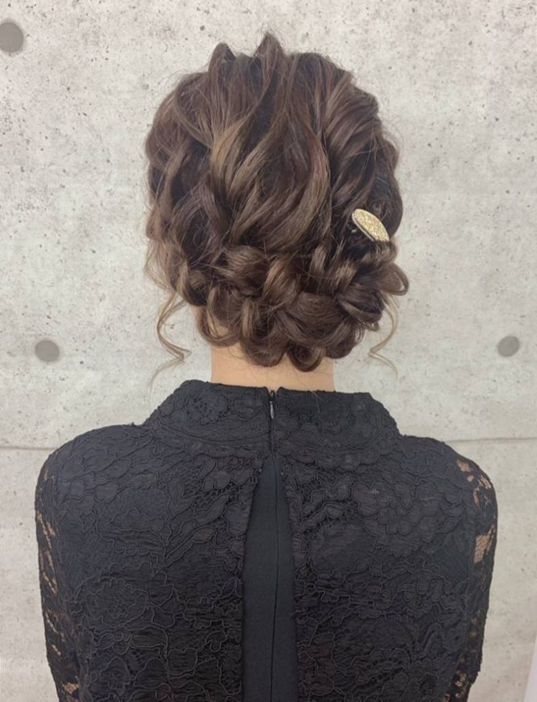 ミディアム・セミロング 結婚式の髪型・人気ヘアアレンジ24選！ - IKINAイキナ