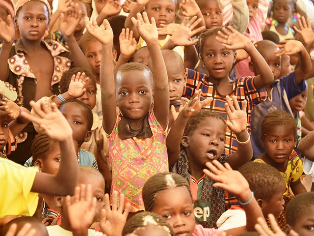 アフリカの小学校での「手洗い啓発ポスター」作成にもCanvaを活用。ケニアやウガンダでエイズ孤児の支援を行うNPO・PLASのストーリ