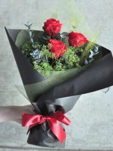 この3本に ギュッと気持ち詰め込んで押し花で残す ⁡ バラ3本の花言葉は 「愛しています」 ⁡ ⁡ プロポーズにピッタリですね*´艸` ﾌﾌﾌｯ♡ ⁡ Sサイズフレーム 岐阜県Nさまの元へ ⁡ ⁡ ⁡押し花アフターブーケ富山押し花プロポーズの花束プレ花嫁卒花108本