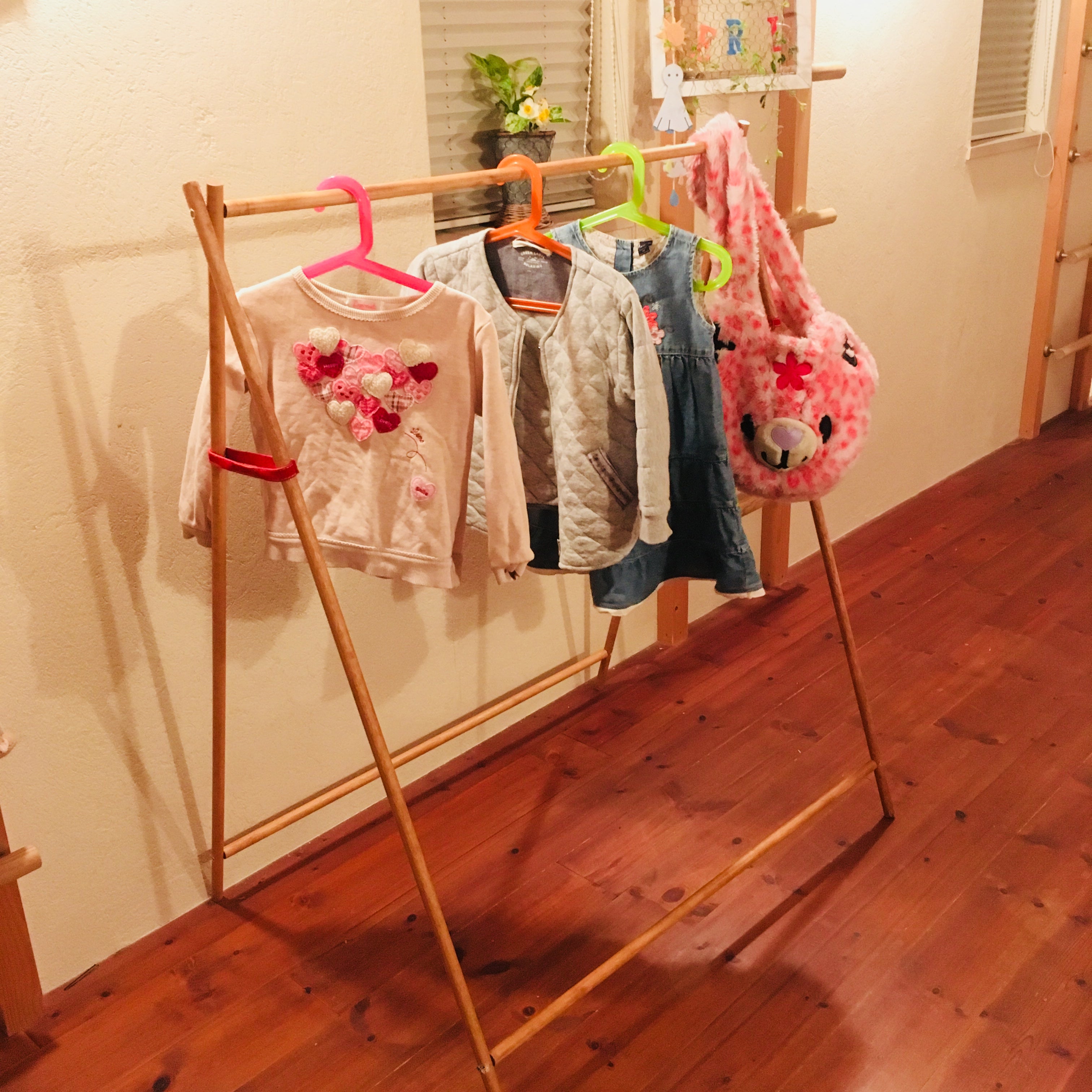 カラーボックス・100均・すのこで！手作りのかわいいハンガーラックに登園グッズをまとめようmancystyle