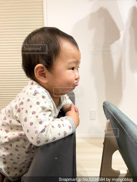 顔を傾けたら こぼれ落ちる赤ちゃんのほっぺに3800いいね「芸術品のよう」「ツンツンしたい」ママリ