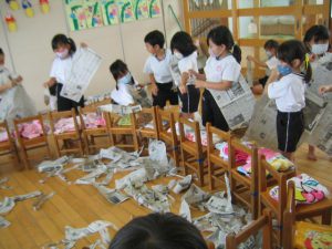 ０～５歳児 大胆にあそぼう！お部屋めいっぱい使って くもの巣づくり