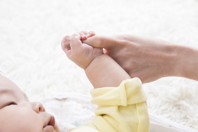 新生児の小さな手が母親の指をしっかりと握る。 お母さんと子供。 幸せな家族のコンセプト。 親の身分。 母性。スローモーション4Kビデオ」の動画素材 ロイヤリティフリー 1068156101Shutterstock