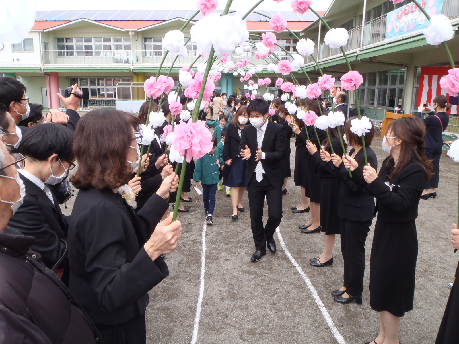 卒園式 花道」のアイデア 13 件 2025卒園式, 花道, ペーパーフラワ