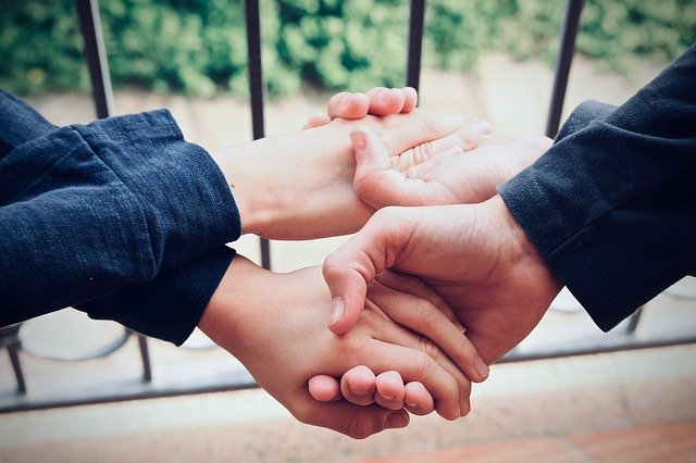 手相コラム第24回：親との縁が深い人が持つ「長男・長女線」とは？ - アポロン山崎の占い