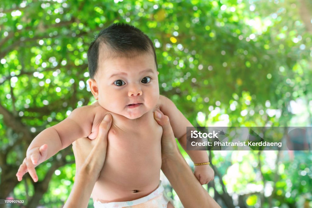 ママは家にいるよ！」まさか放置子？幼い子どもたちだけで公園 。家まで送ると、衝 ベビーカレンダ