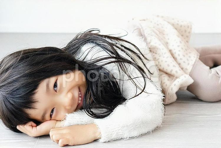 床に寝転ぶ女の子の写真素材124210655- イメージマート