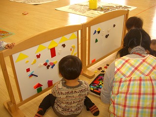 楽天市場楽天1位ホワイトボード シート 60×102cm 磁石 おえかき 遊び 壁に貼る ハサミで切れる 子ども 知育 遊び 貼り付け簡単糊付き 省スペース 落書き メモ 自宅 リビング 子供部屋 知育 マーカー イレーザー マグネット ポケット付 送料無料 : ホワイトボード