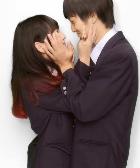 ハグをする高校生の男女