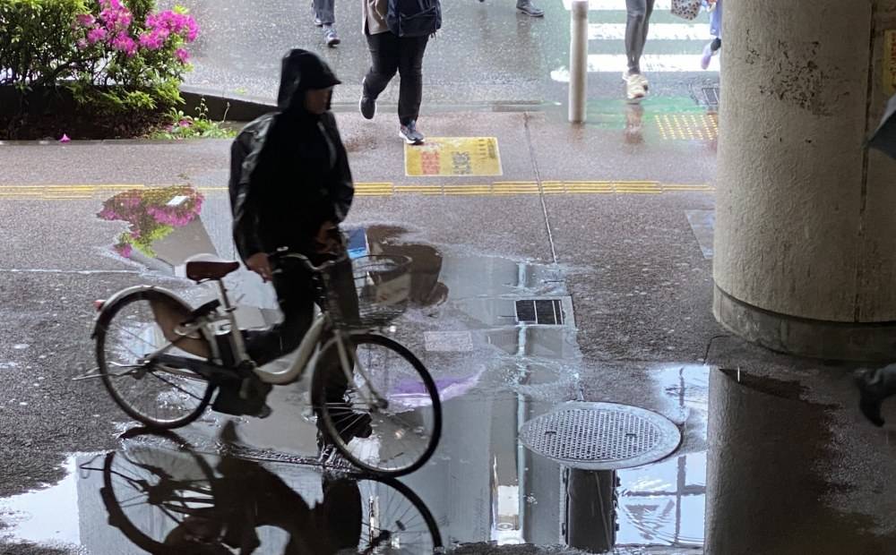 自転車でも顔や足が濡れない！一瞬で着脱できるオシャレなレインコート - CAMPFIREキャンプファイヤー