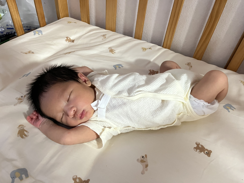 モロー反射とは？いつまで見られる？激しいときの対処法も解説します