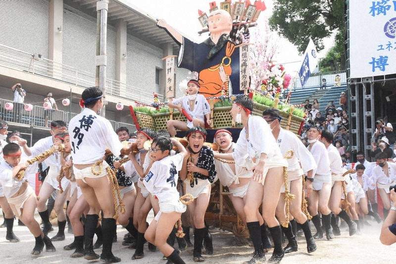 博多祇園山笠に０歳で参加、取締や台上がり 子供山笠「今度は自分が育てる番」亡き先輩親子の遺志引き継ぐ：地域ニュース : 読売新聞