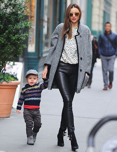 ミランダ・カー、息子フリン・ブルーム＆ボーイフレンドと外出