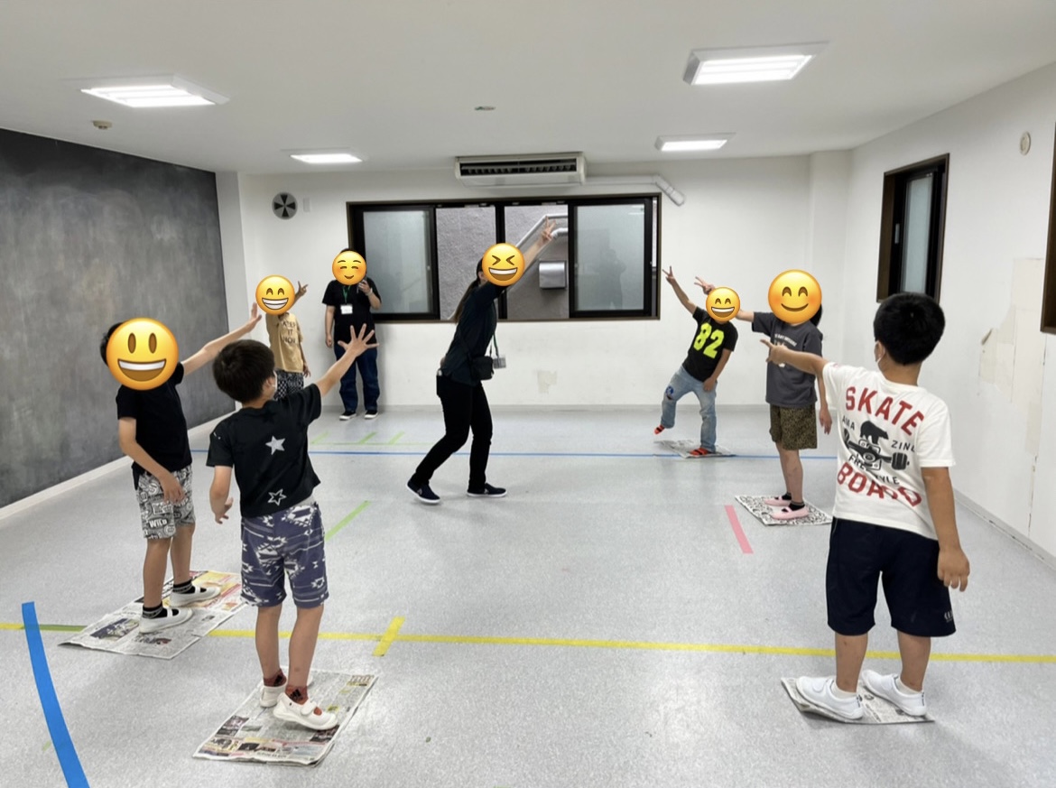 室内遊びに最適な新聞紙遊び ねらい・指導案・アイディア・片付けまで保育士くらぶ