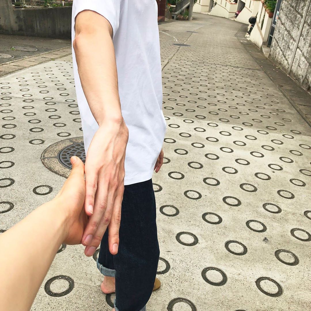 手をつないでいる男女の影の写真・画像素材-Snapmart スナップマート