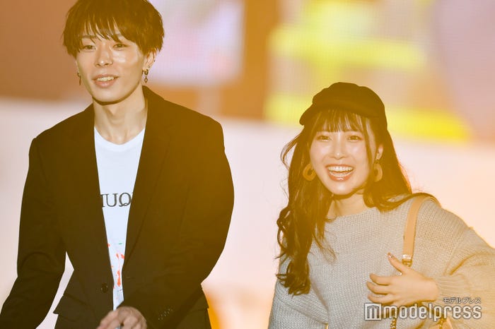 33歳差カップル 59歳彼女と25歳彼氏 公園で「腕組みデート」の様子が幸せいっぱい