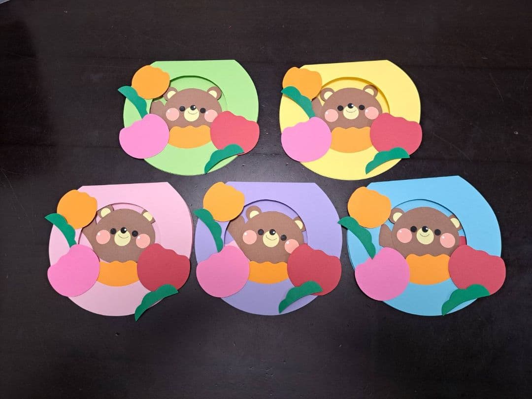 📌たべっ子どうぶつの色紙 14人のメッセージを書ける オリジナルの色紙を作りました💕 メッセージカードは ビスケットの形にしてみました🥰！保育士元保育士色紙寄せ書き幼稚園の先生幼稚園教諭幼稚園製作手作り壁面寄せ書きメッセージ