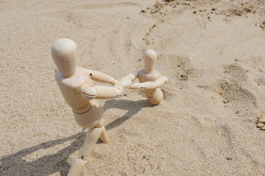 砂に閉じ込められました - 女の子のストックフォトや画像を多数ご用意 - 女の子, カラー画像, バケーション - iStock