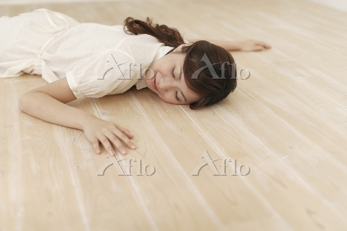 床に寝転ぶカップル 11017003614 の写真・イラスト素材アマナイメージズ