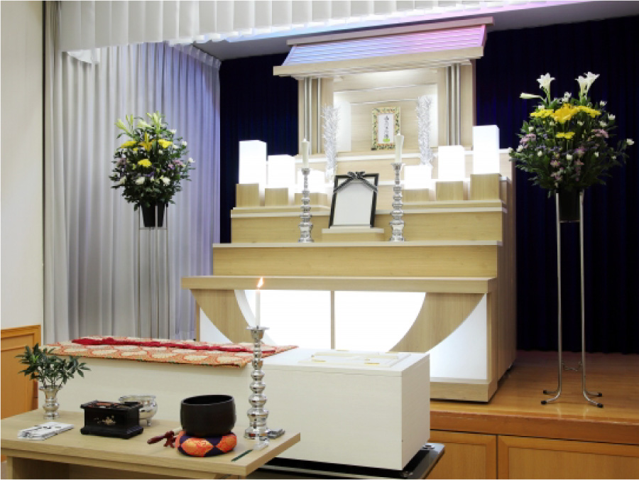 実際の葬儀祭壇 背面映像 桜 ご家族、ご親戚の皆様に見守られて旅立たれました。さいたまそうぎ社連盟 ご葬儀 葬儀 お葬式 家族葬 1日葬 葬儀式場家族葬ホール 旅立ち ご葬儀 最新の式場葬儀祭壇 祭壇 生花祭壇 メモリアルムービー 想い出背面映像やムービーを作成