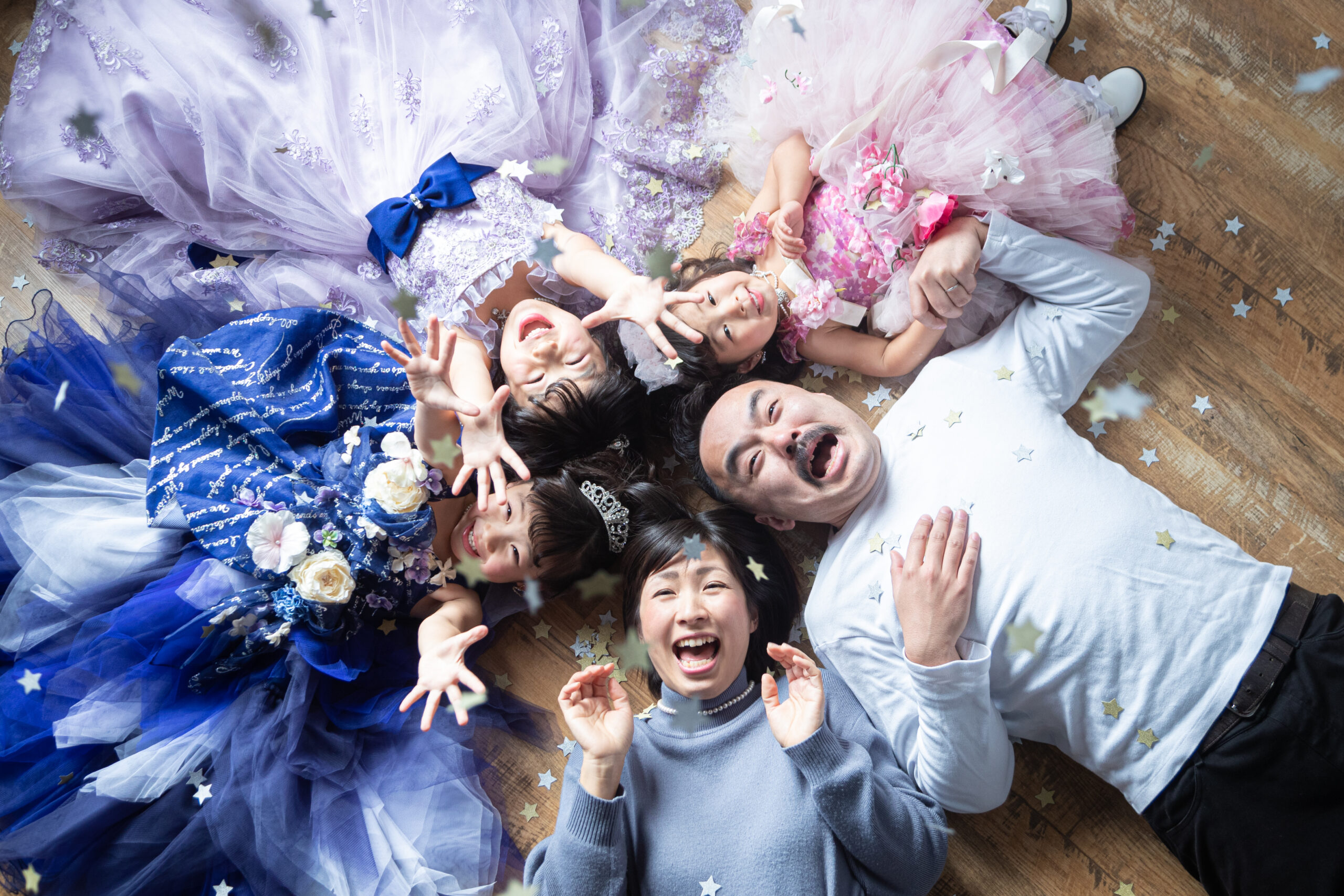 家族写真は自然でラフな雰囲気がトレンド！おしゃれなコーデ例を紹介写真館スタジオアリス写真スタジオ・フォトスタジオ