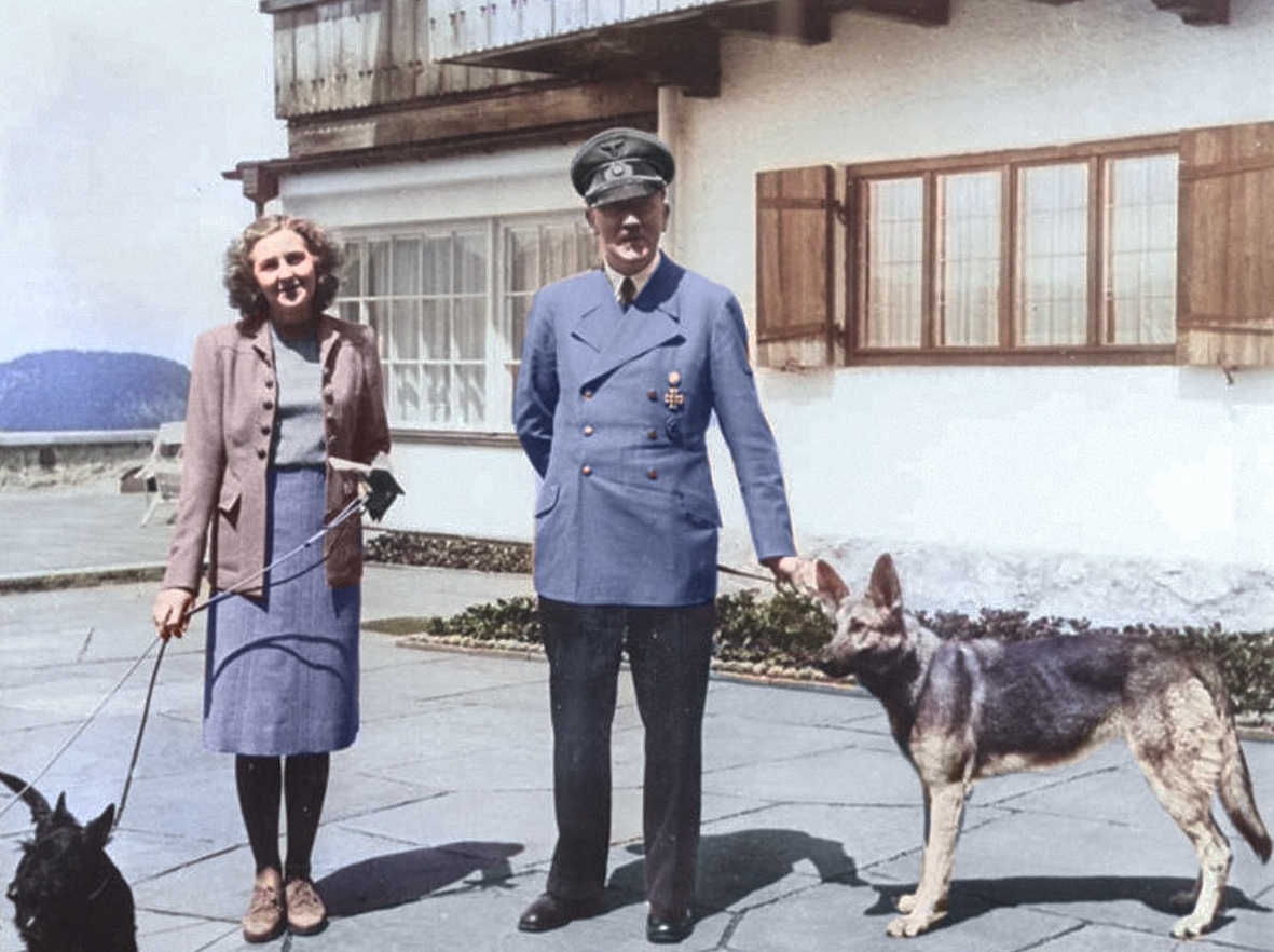 女ふたり 出典:History TodayGrungeUnited States Holocaust Memorial Museum